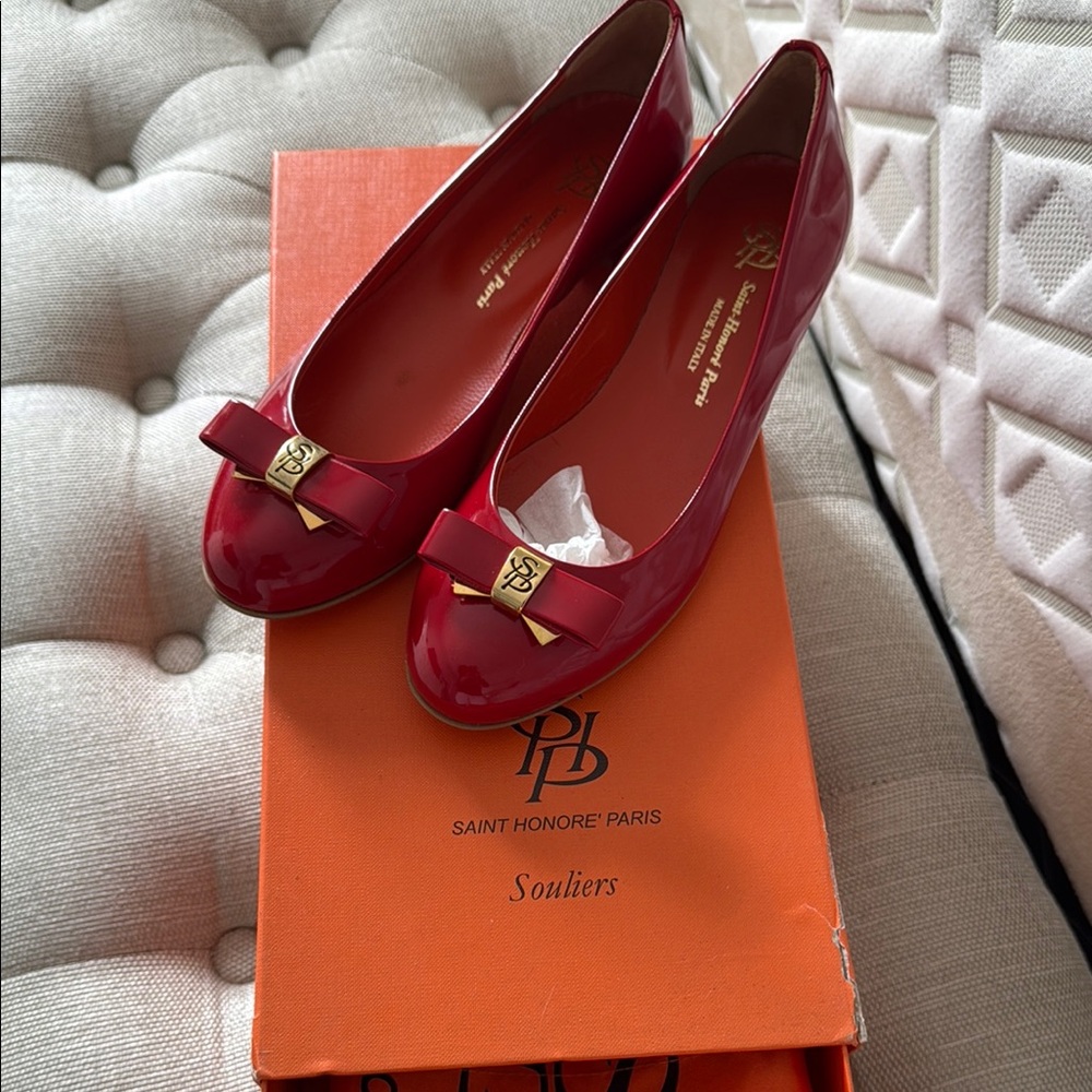 Elegant Red Flats with Bow Detail - Picture 2 of 4